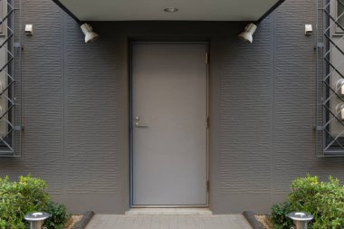 Sokak duvarı ve kapı kenarındaki kaldırım