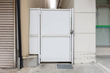 Sokak duvarı ve kapı kenarındaki kaldırım