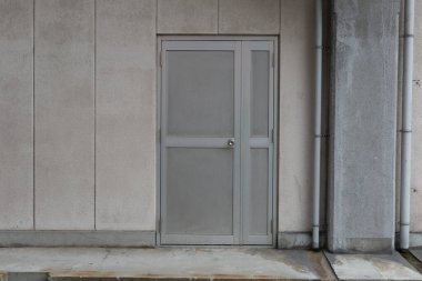 Sokak duvarı ve kapı kenarındaki kaldırım