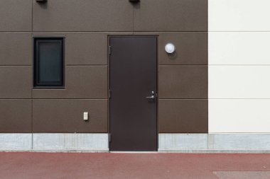 Sokak duvarı ve kapı kenarındaki kaldırım