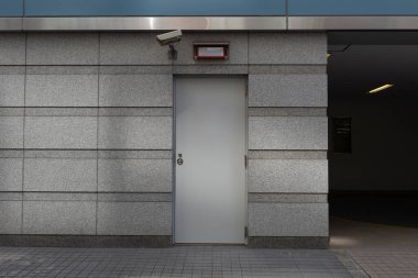 Sokak duvarı ve kapı kenarındaki kaldırım