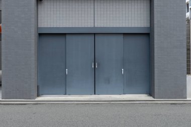 Sokak duvarı ve kapı kenarındaki kaldırım