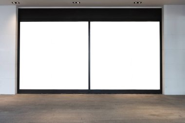 Büyük Pencere ve İsim Yeri olan Dükkan Dükkanı Önü