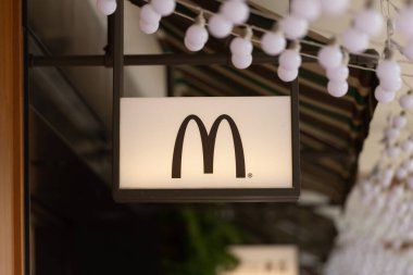 TAIPEI, TAIWAN, CIRCA Mart 2019: Taipei 'deki Zhongshan Dist' in yakınındaki McDonald 's restoranı, fast food restoranı Mac Donald markası için ticari tabela ve mağaza öğretmenliği yapıyor. .