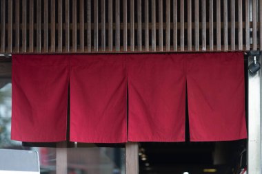 Geleneksel Japon restoranları ve dükkanlarının önünde asılı duran perde benzeri kumaş sadece bir tabela değil, aynı zamanda daha büyük bir anlam da taşıyor.,