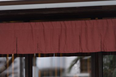 Geleneksel Japon restoranları ve dükkanlarının önünde asılı duran perde benzeri kumaş sadece bir tabela değil, aynı zamanda daha büyük bir anlam da taşıyor.,