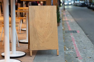 Sokak duvarında kocaman boş bir ilan panosu, kendi metnini ekleyebileceğin pankartlar.