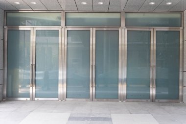 Büyük Pencere ve İsim Yeri olan Dükkan Dükkanı Önü