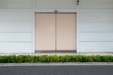 Sokak duvarı ve kapı kenarındaki kaldırım