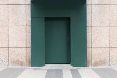 Sokak duvarı ve kapı kenarındaki kaldırım