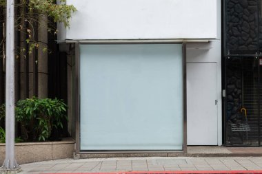 Büyük Pencere ve İsim Yeri olan Dükkan Dükkanı Önü