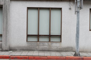 Büyük Pencere ve İsim Yeri olan Dükkan Dükkanı Önü