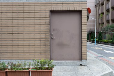 Sokak duvarı ve kapı kenarındaki kaldırım