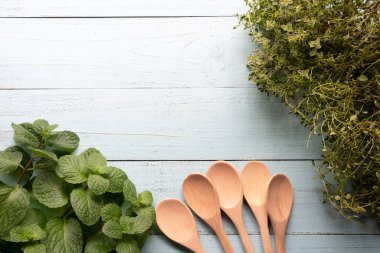 Ahşap masanın üzerinde taze bahçe otları. Kopyalama alanı olan üst görünüm