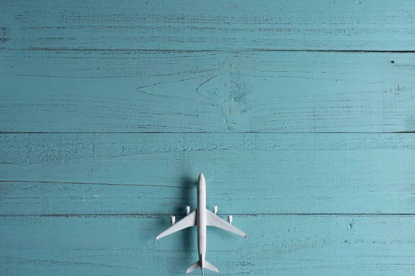Miniaturní Hračka Letadlo Dřevěném Pozadí Výlet Letadlem — Stock fotografie