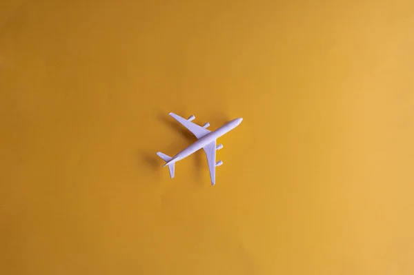 Miniaturní Letadýlko Žlutém Pozadí Výlet Letadlem — Stock fotografie