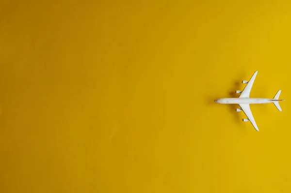 Мініатюрний Іграшковий Літак Жовтому Тлі Подорож Літаком — стокове фото