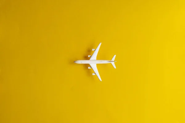 Miniaturní Letadýlko Žlutém Pozadí Výlet Letadlem — Stock fotografie