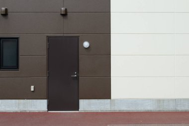 Sokak duvarı ve kapı kenarındaki kaldırım