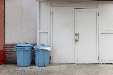 şehir çöp kutuları arka planı