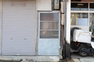 Sokak duvarı ve kapı kenarındaki kaldırım