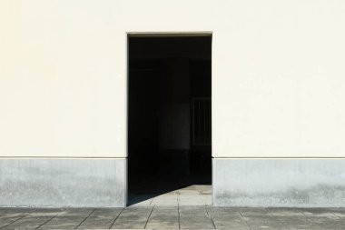 Sokak duvarı ve kapı kenarındaki kaldırım