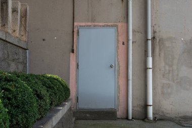 Sokak duvarı ve kapı kenarındaki kaldırım