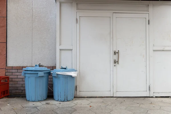 城市垃圾桶背景 — 图库照片
