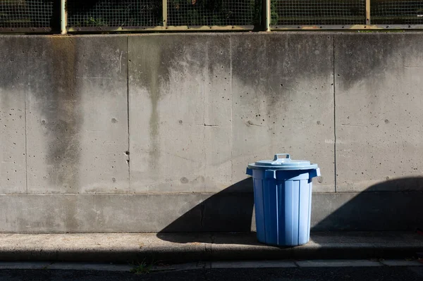 城市垃圾桶背景 — 图库照片