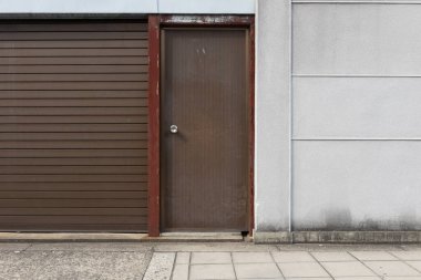 Sokak duvarı ve kapı kenarındaki kaldırım