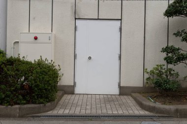 Sokak duvarı ve kapı kenarındaki kaldırım