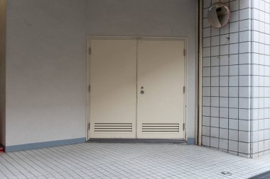 Sokak duvarı ve kapı kenarındaki kaldırım