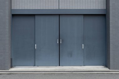 Sokak duvarı ve kapı kenarındaki kaldırım