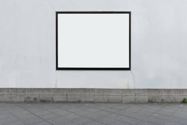 Büyük Pencere ve İsim Yeri olan Dükkan Dükkanı Önü