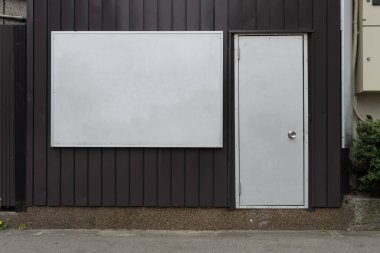 Sokak duvarında kocaman boş bir ilan panosu, kendi metnini ekleyebileceğin pankartlar.