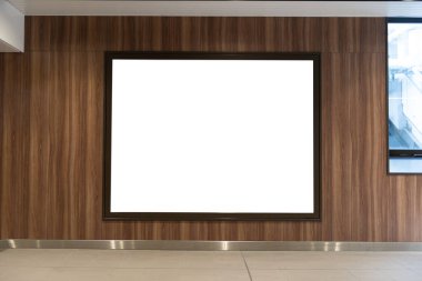 Sokak duvarında kocaman boş bir ilan panosu, kendi metnini ekleyebileceğin pankartlar.