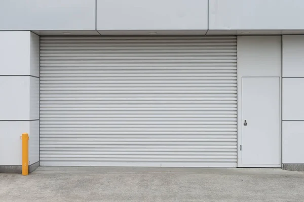 Een Close Shot Van Automatische Metalen Roldeur Gebruikt Fabriek Opslag — Stockfoto