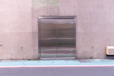 Sokak duvarı ve kapı kenarındaki kaldırım