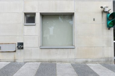 Büyük Pencere ve İsim Yeri olan Dükkan Dükkanı Önü