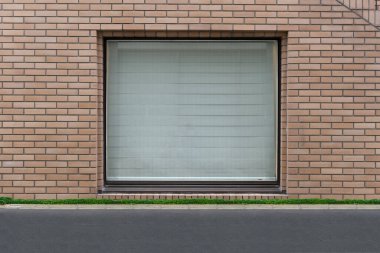 Büyük Pencere ve İsim Yeri olan Dükkan Dükkanı Önü