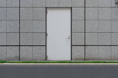 Sokak duvarı ve kapı kenarındaki kaldırım