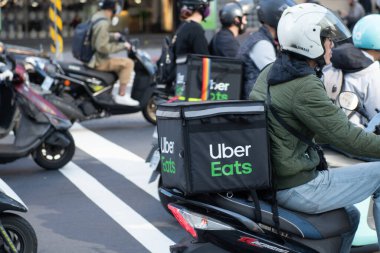 Taipei, Tayvan - Aralık 2019: Taipei, Tayvan 'da bir motosiklette Uber Eats kutusu, teslimat servisi
