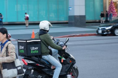 Taipei, Tayvan - Aralık 2019: Taipei, Tayvan 'da bir motosiklette Uber Eats kutusu, teslimat servisi