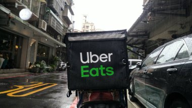 Taipei, Tayvan - Aralık 2019: Taipei, Tayvan 'da bir motosiklette Uber Eats kutusu, teslimat servisi