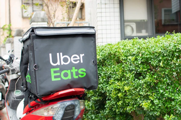 Taipei, Tayvan - Ocak 2020: Taipei, Tayvan 'da bir motosiklette Uber Eats kutusu, teslimat servisi