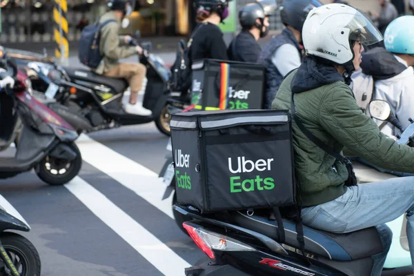 Taipei, Tayvan - Aralık 2019: Taipei, Tayvan 'da bir motosiklette Uber Eats kutusu, teslimat servisi
