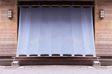 Geleneksel Japon restoranları ve dükkanlarının önünde asılı duran perde benzeri kumaş sadece bir tabela değil, aynı zamanda daha büyük bir anlam da taşıyor.,