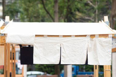 Geleneksel Japon restoranları ve dükkanlarının önünde asılı duran perde benzeri kumaş sadece bir tabela değil, aynı zamanda daha büyük bir anlam da taşıyor.,