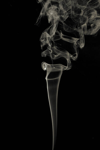 абстрактный красивый фрагмент движения горящего белого дыма на черном фоне
.