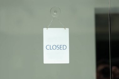 Üzgünüm, kapalı tabelamız bir restoranın, mağazanın, ofisin ya da başka bir yerin önünde asılı.